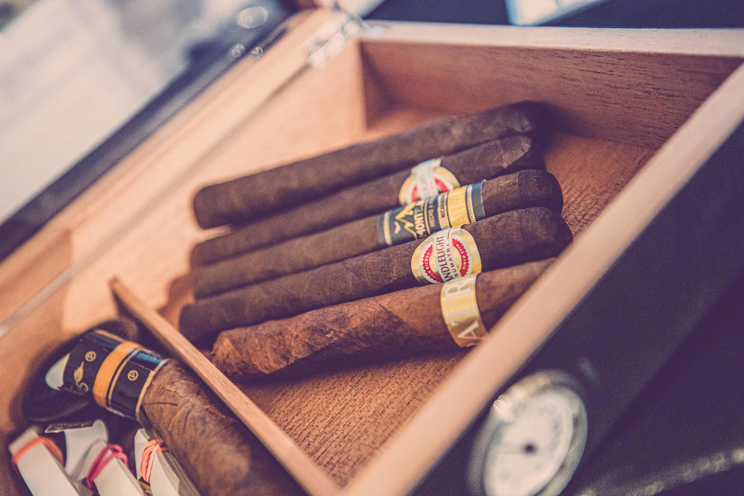 Zigarrendreher | Zigarrenroller | Zigarrenrollerin | Trocadero | Kaufen | Buchen | Mieten | Handgemacht | Zigarren | Fabrik | HerstellungChurchill | Robusto | Corona | Robusto | Banderole | Bauchbinde | Drehen | Tabak