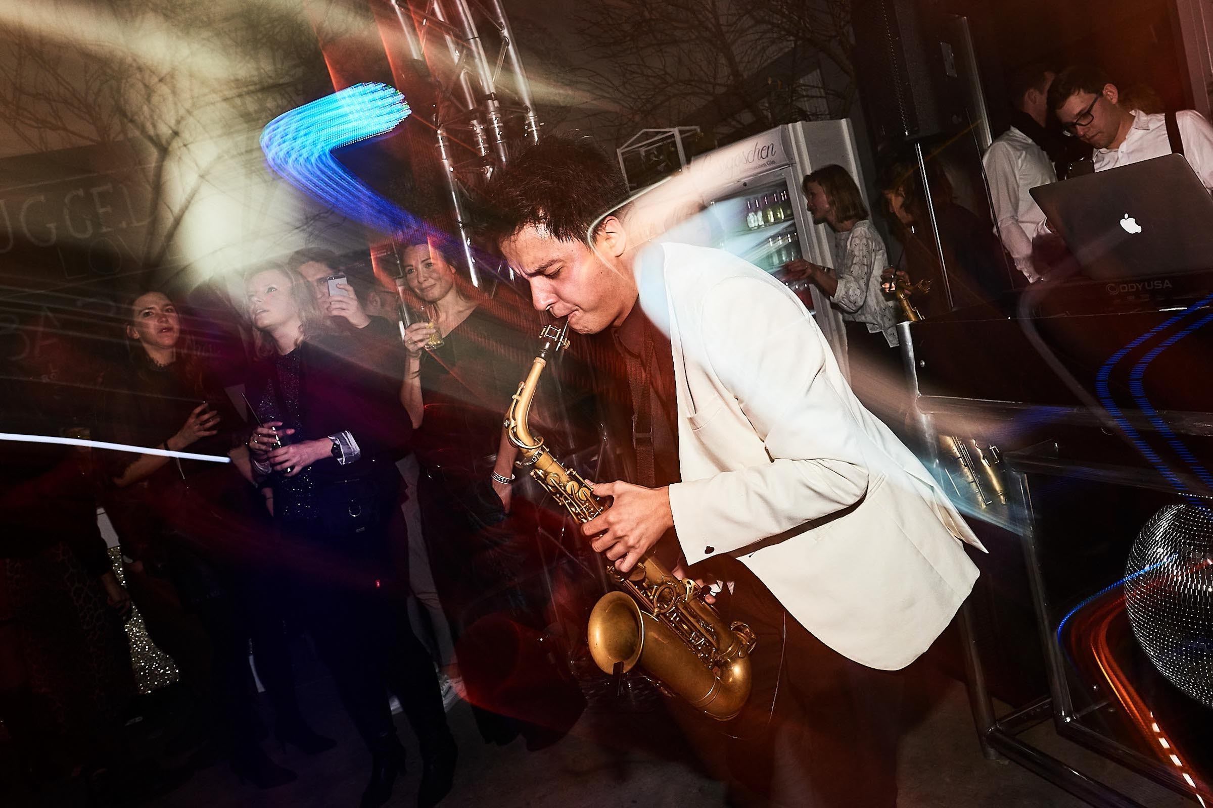 Saxophonist | Saxophon | Hochzeit | Hannover | Sektempfang | Trauung | Party | Buchen | Livemusik | Jazz | House | Swing | Pop | Hochzeit | Empfang | Messe | Firmenfeier | Mieten | Anfragen | Lehmann | Eventservice