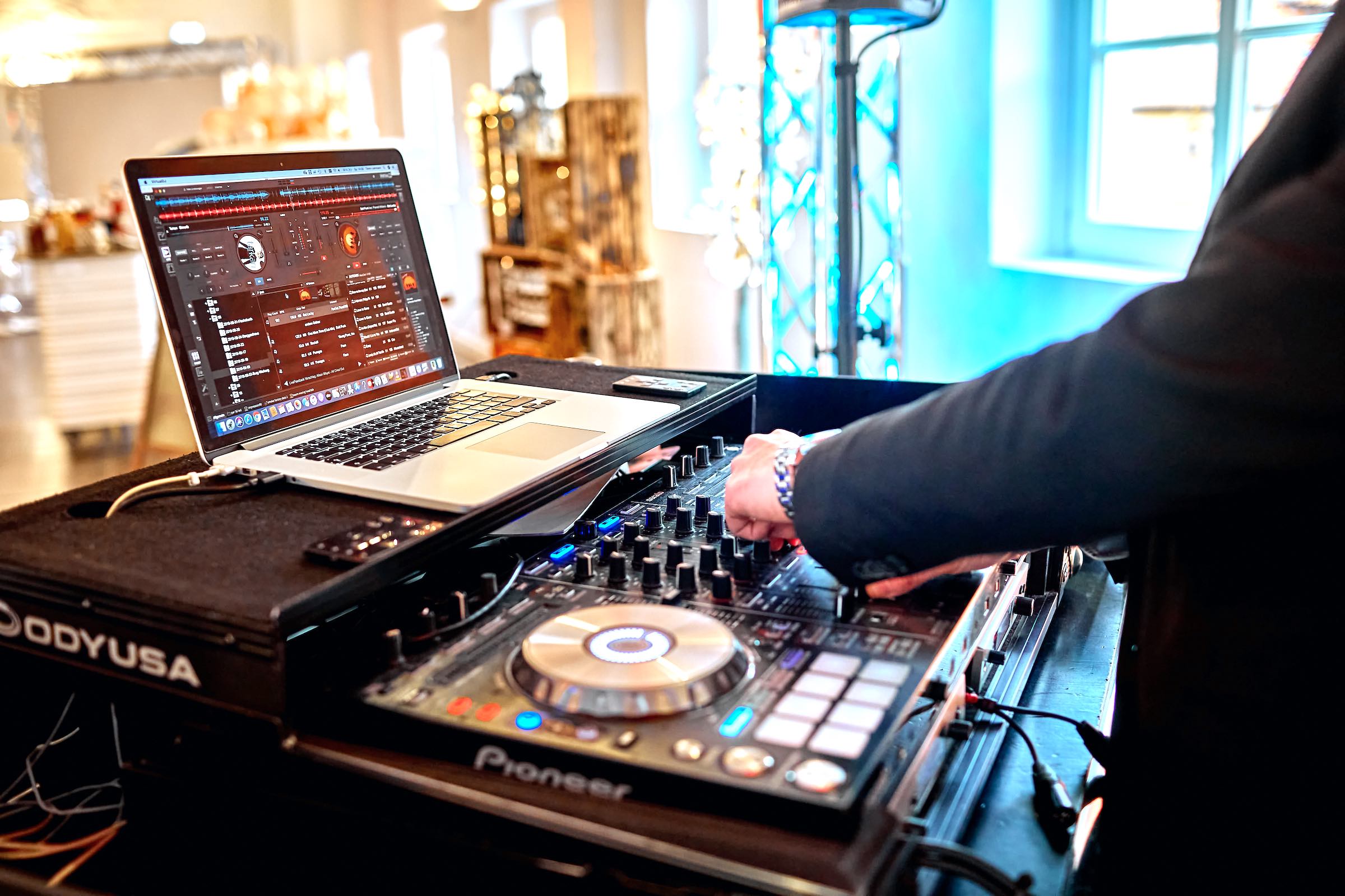 DJ | Hochzeit | Hannover | Buchen | Discjockey | Marvin | Feike | Messe | DJ | Bremen | DJ | Event | DJ | Geburtstag | DJ | Mieten | Anfragen | DJ | Service | DJ | Kosten | DJ | Agentur | Lehmann | Eventservice