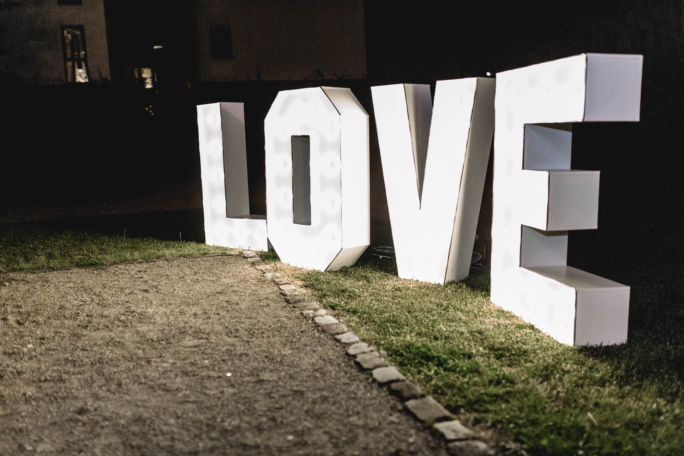 LED | Buchstaben | Hochzeit | Leuchtbuchstaben | Wedding | Beleuchtete | XXL | Holz | Love | Hannover | Quertz | Buchen | Mieten | Anfragen | Lehmann | Eventservice