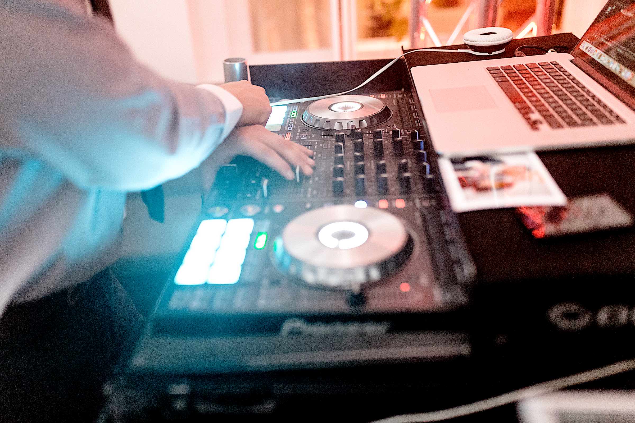 DJ | Agentur | Service | Buchen | DJ | Firmenfeier | DJ | Hochzeit | DJ | Geburtstag | DJ | Technik | Setup | DJ | Buchen | Discjockey | Mieten | DJ | Buchen | Mieten | Eventservice