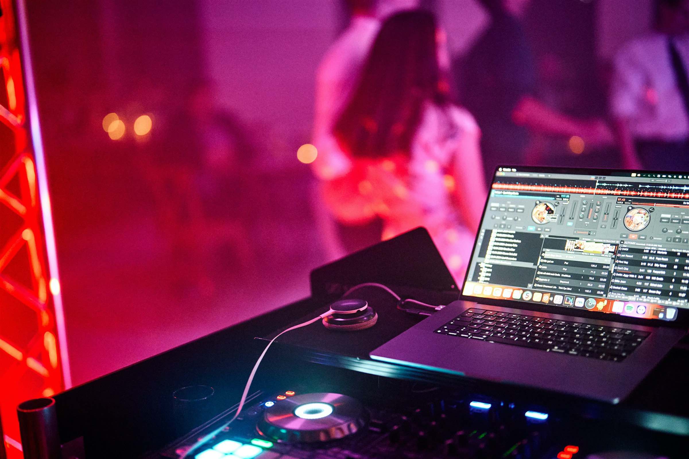 BRIXX | Loftstudio | DJ | Firmenfeier | Firmenevent | Geburtstag | Hannover | Location | Fotograf | Brautpaar | Referenz | Lehmann | Eventservice