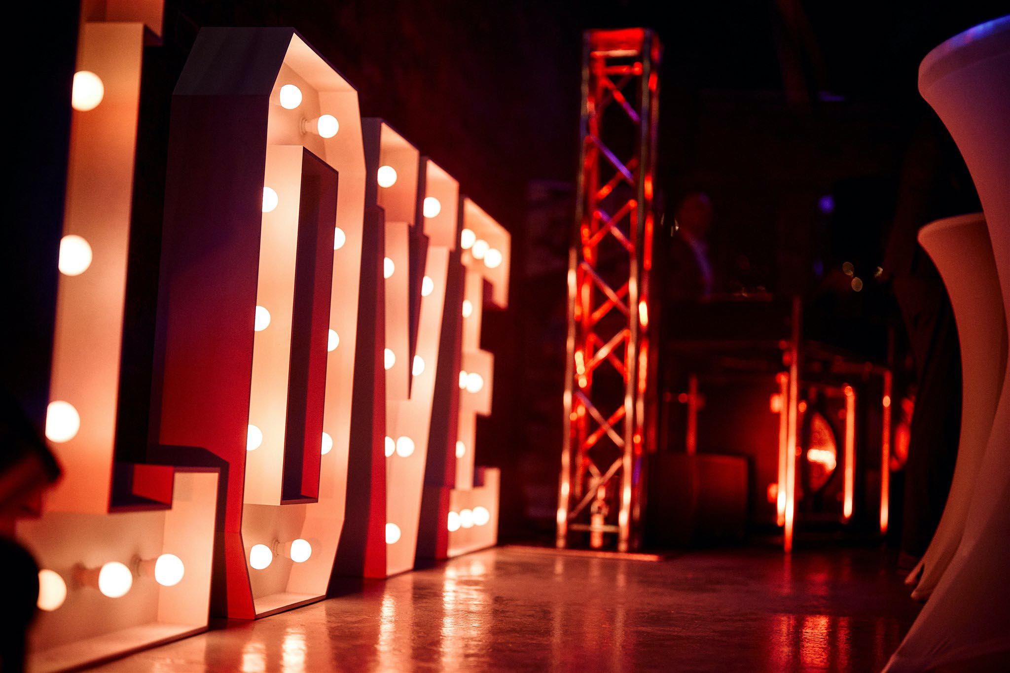 BRIXX | Loftstudio | DJ | Hochzeit | Party | Event | Hannover | Buchen | LOVE | Buchstaben | Leuchtbuchstaben | XXL | Location | Fotograf | Brautpaar | Referenz | Lehmann | Eventservice