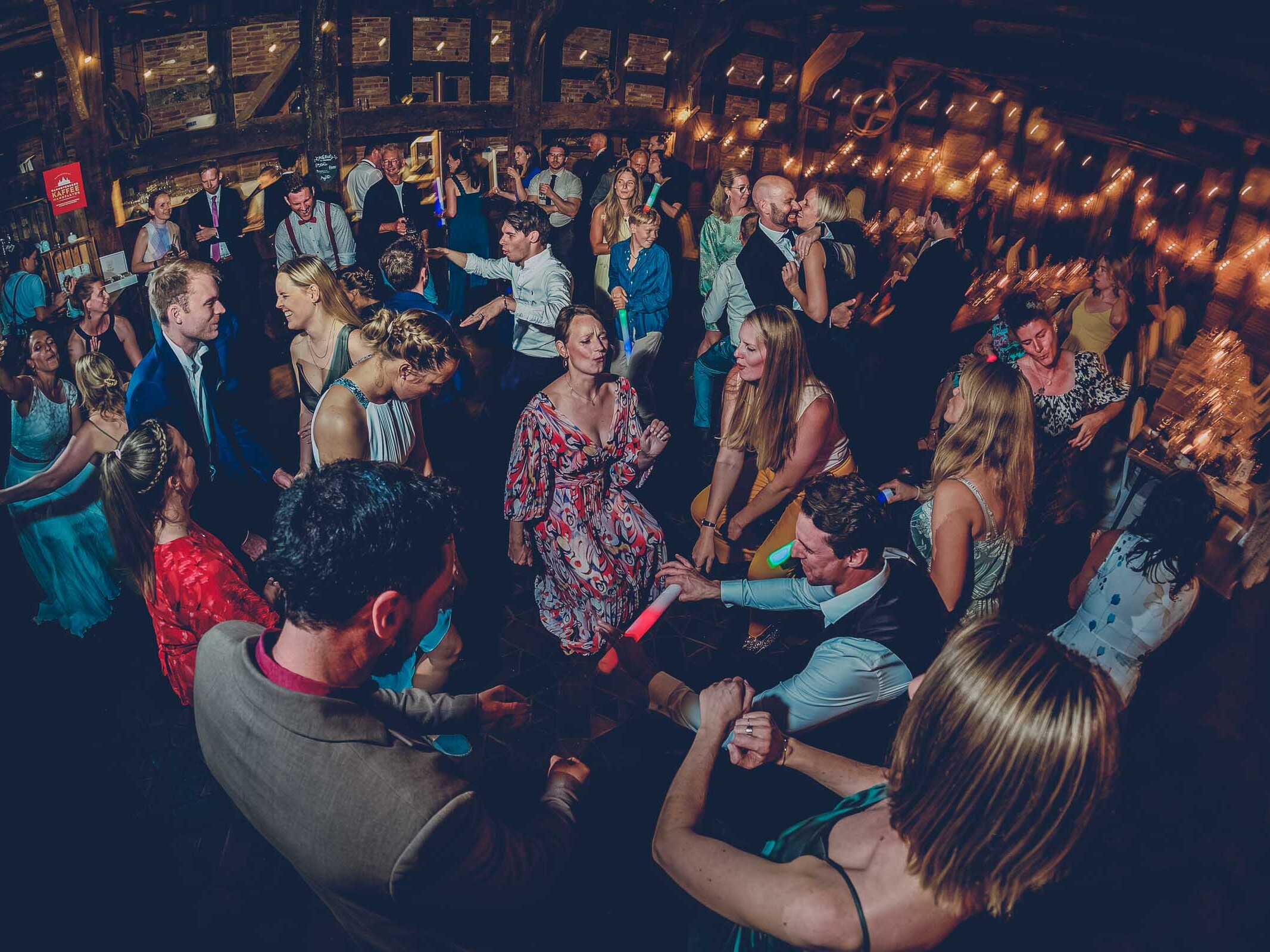 candid | moment | lachende | gaeste | beim | mitsingen | dancefloor | lights | lehmann | eventservice | dj | in | hannover