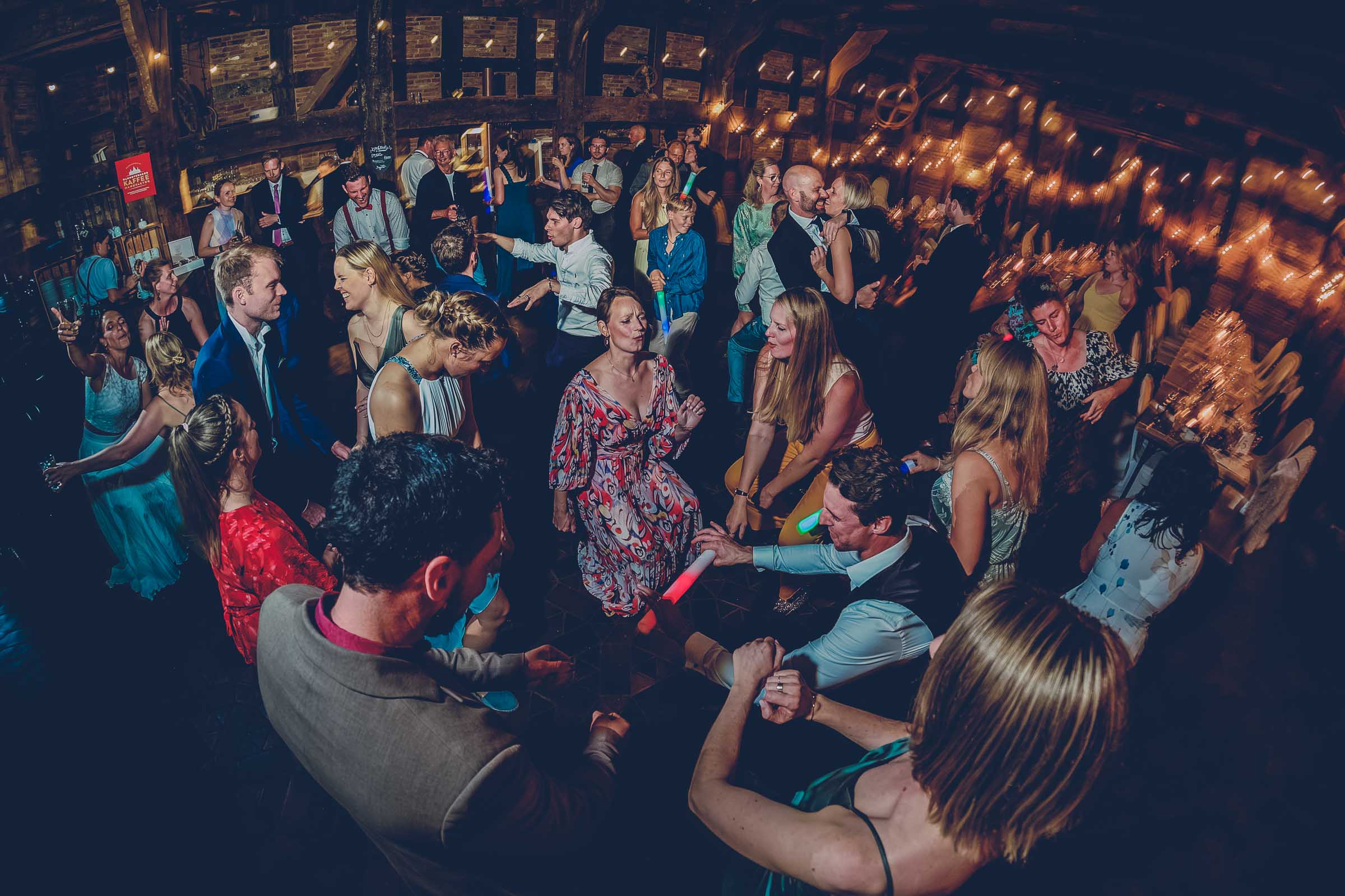 candid | moment | lachende | gaeste | beim | mitsingen | dancefloor | lights | lehmann | eventservice | dj | in | hannover