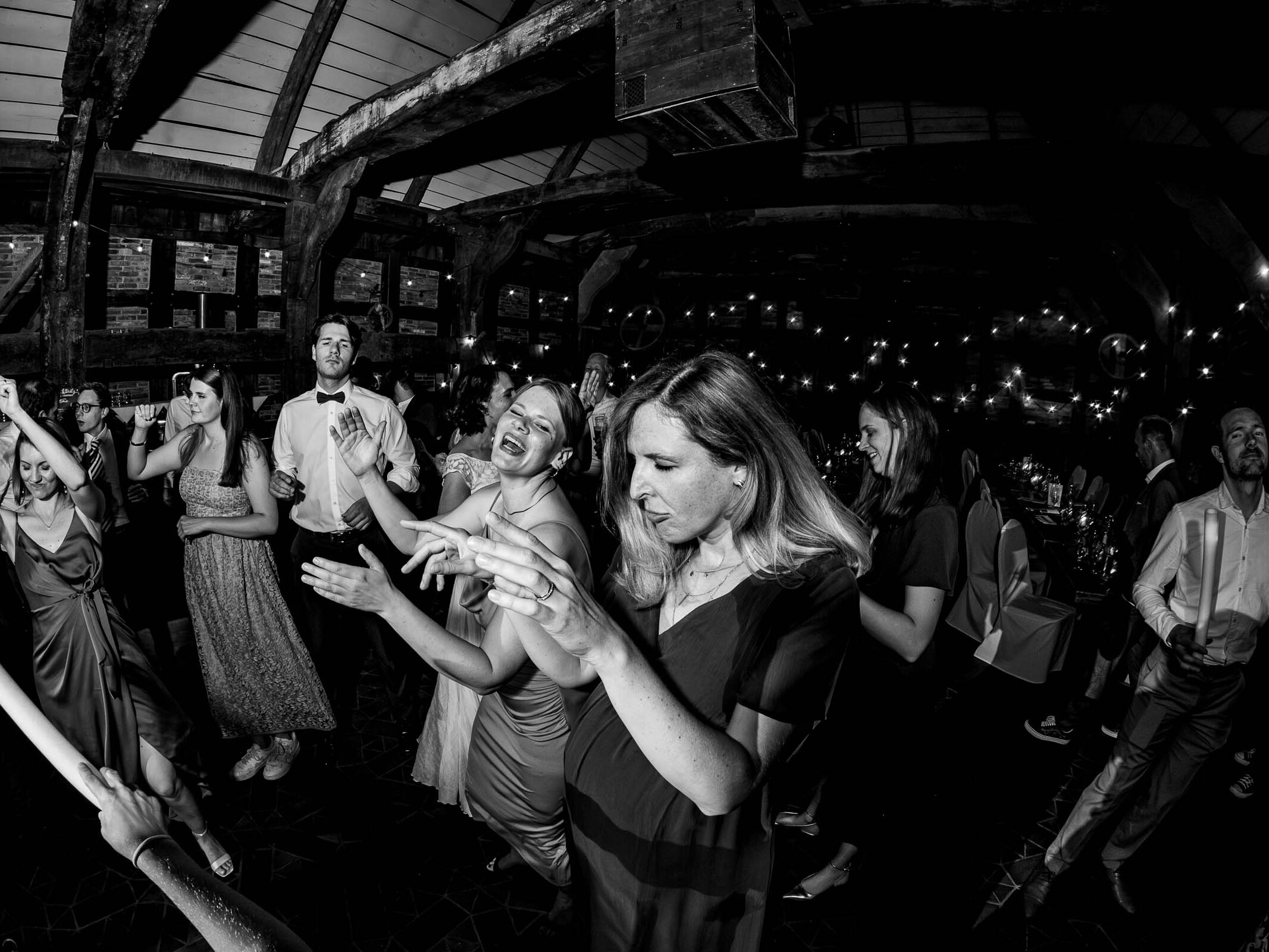 dancefloor | portrait | lachende | hochzeitsgaeste | meyers | hof | hannover | mit | dj | lehmann | eventservice