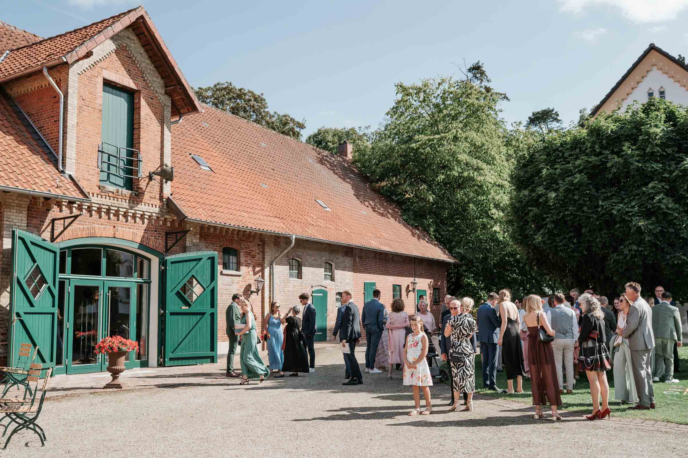 Außenbereich des Ritterguts Ankensen; Gäste kommen zur Hochzeit an.