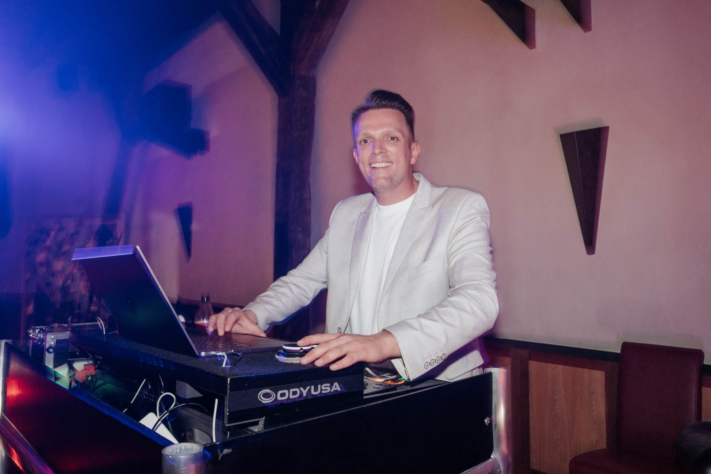 Porträt des DJs am Pult im Festsaal des Ritterguts Ankensen.