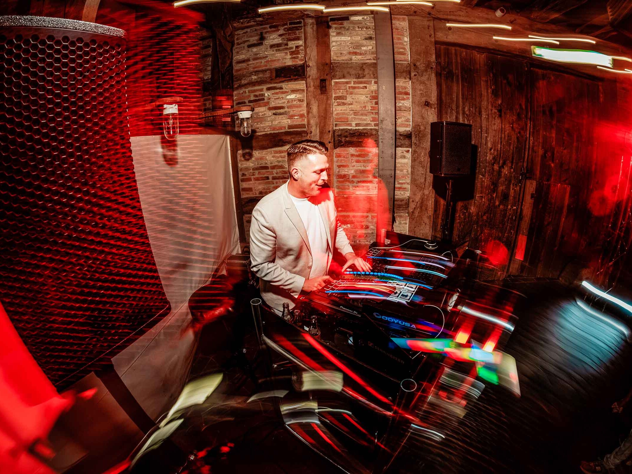 dj | setup | mit | mixer | controller | und | pa | anlage | vor | rustikaler | scheunen | kulisse | hochzeitslocation | meyers | hof | DJ | Timm | Lehmann | Eventservice | Hochzeit | Hannover
