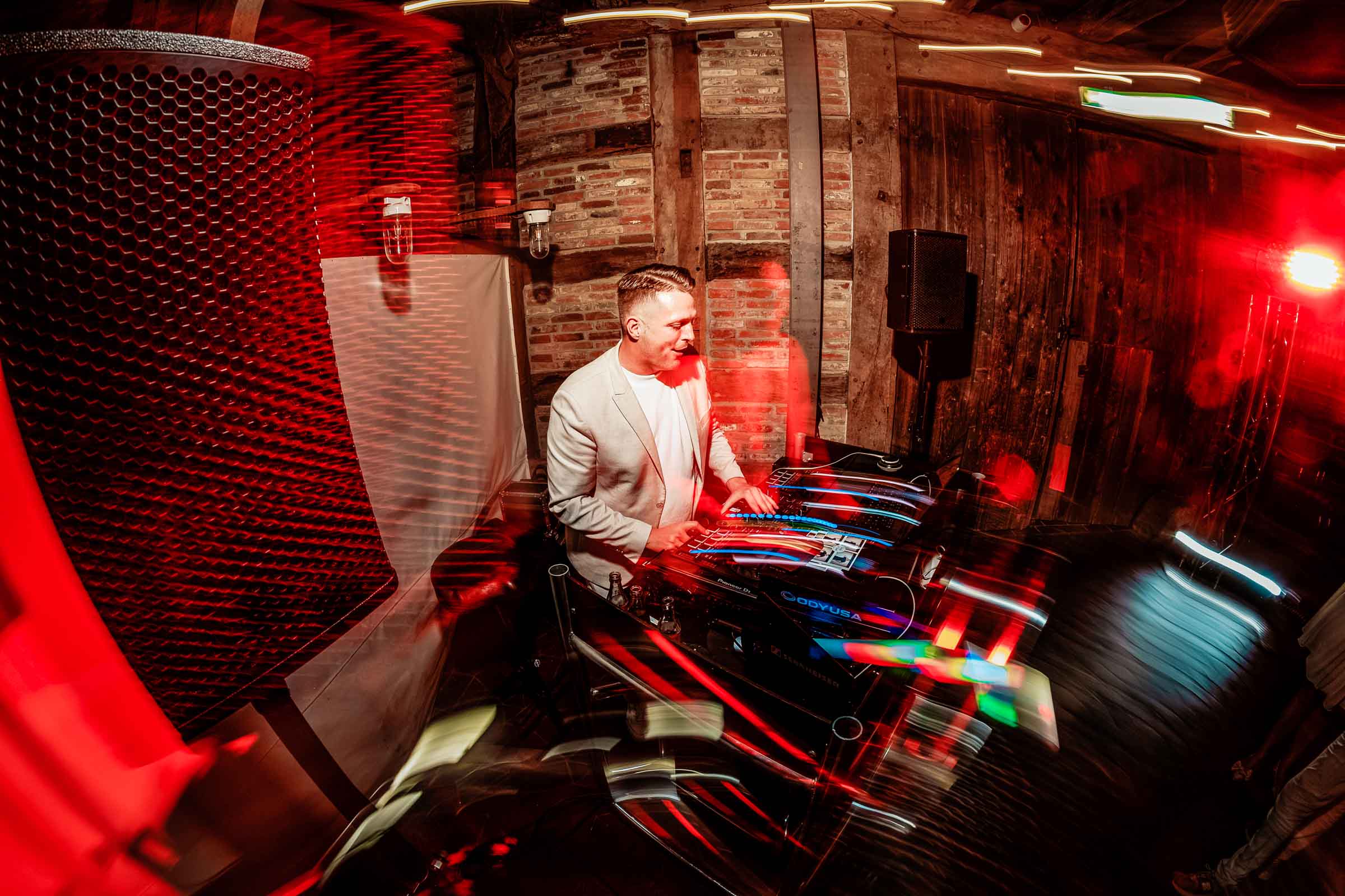 dj | setup | mit | mixer | controller | und | pa | anlage | vor | rustikaler | scheunen | kulisse | hochzeitslocation | meyers | hof | DJ | Timm | Lehmann | Eventservice | Hochzeit | Hannover