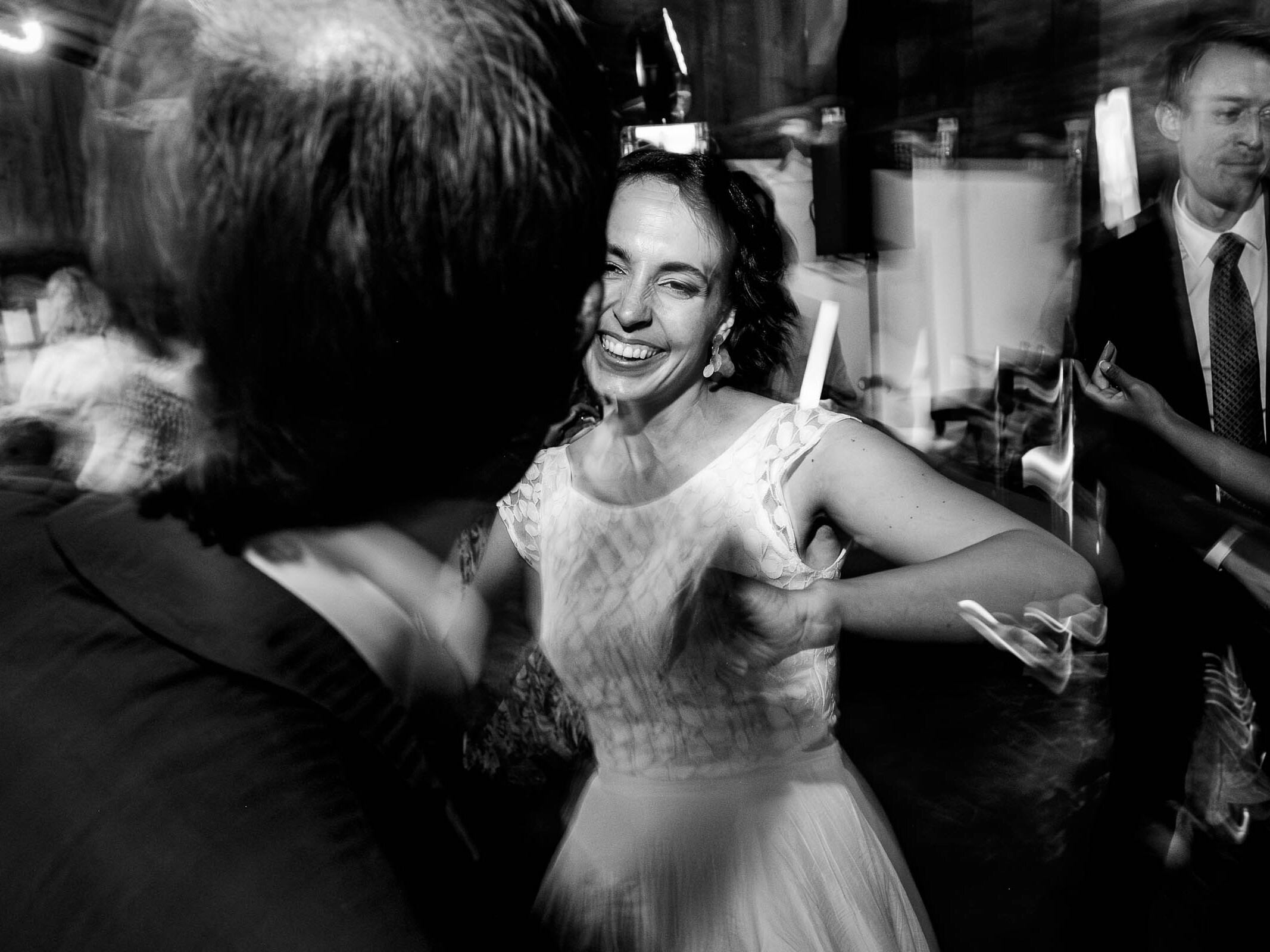 erster | tanz | des | brautpaars | mit | stimmungsvoller | uplighting | beleuchtung | und | dj | im | hintergrund | hochzeit | im | zoo | hannover