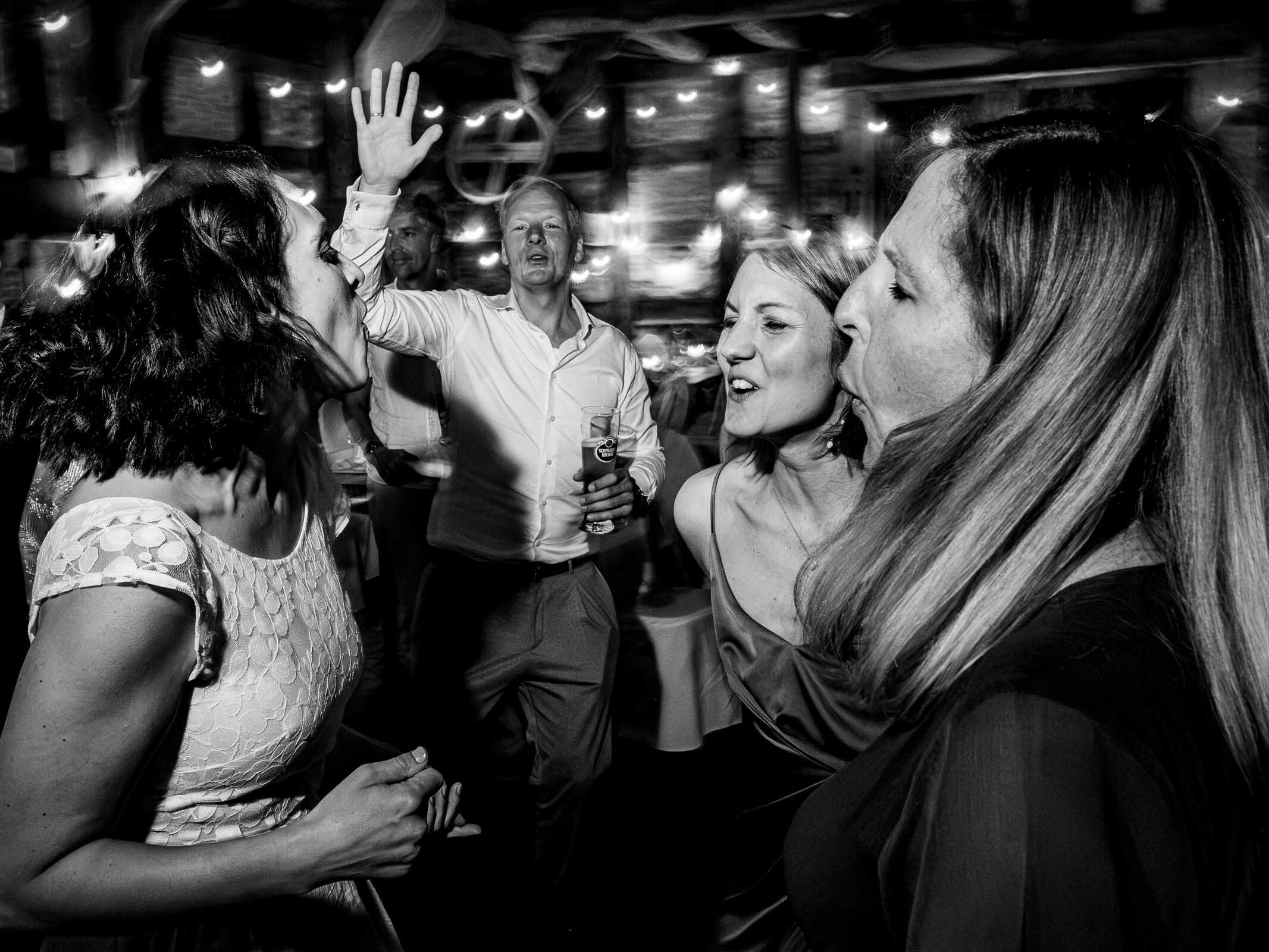 gaeste | feiern | auf | der | tanzflaeche | moving | head | lichtshow | vom | hochzeits | dj | meyers | hof | hannover