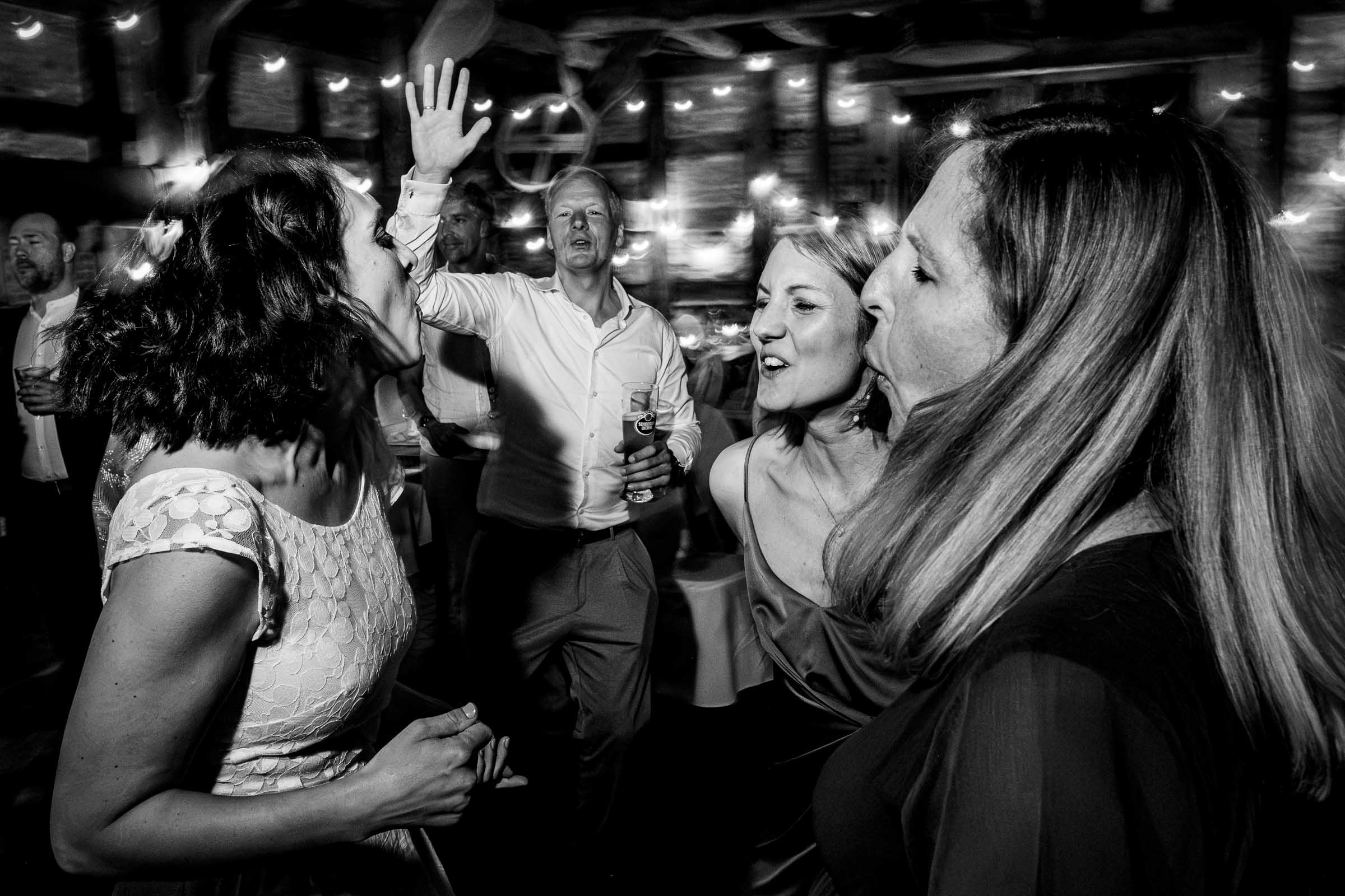 gaeste | feiern | auf | der | tanzflaeche | moving | head | lichtshow | vom | hochzeits | dj | meyers | hof | hannover