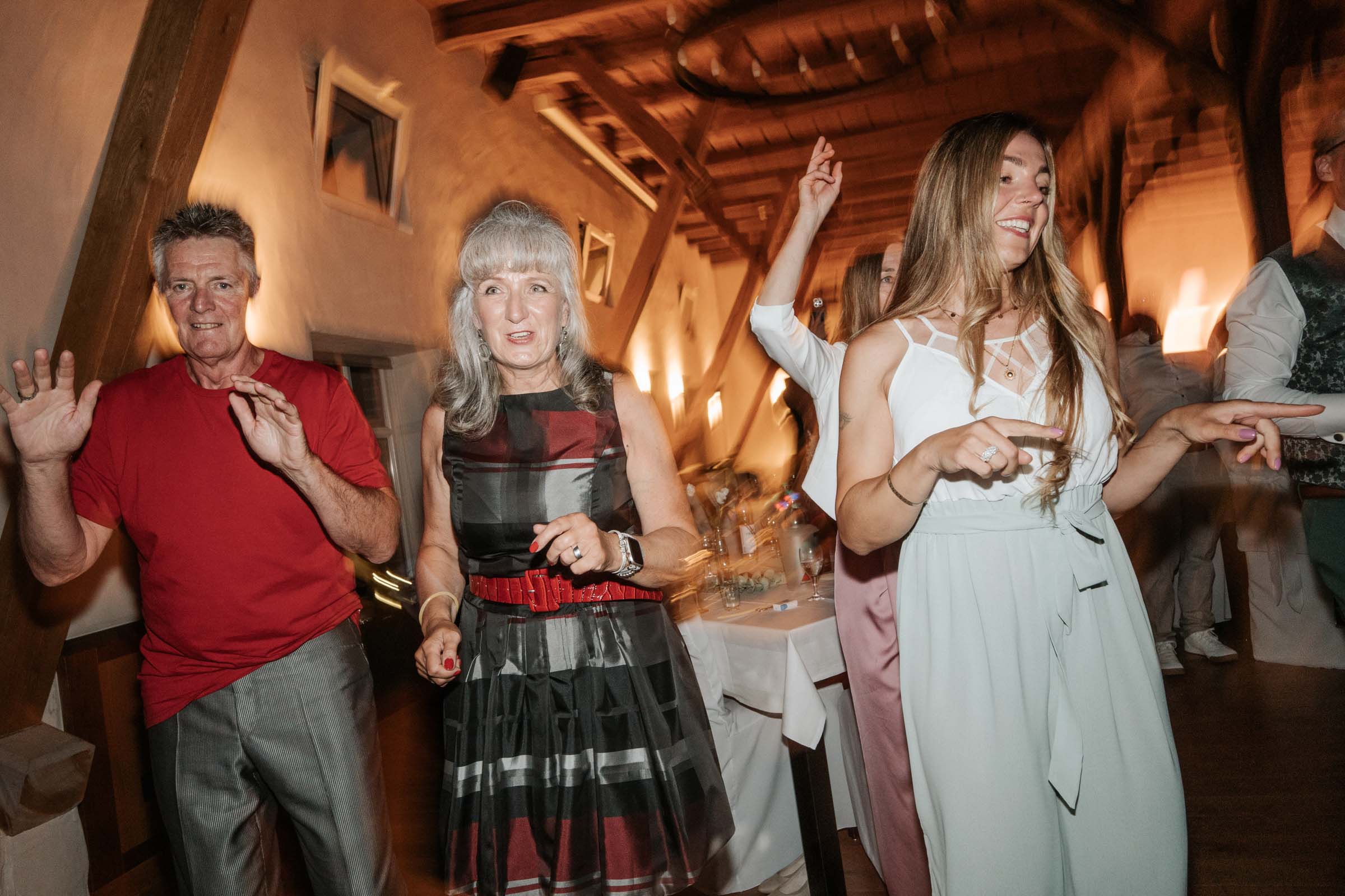 Unterschiedliche Generationen tanzen zusammen auf der Hochzeit.