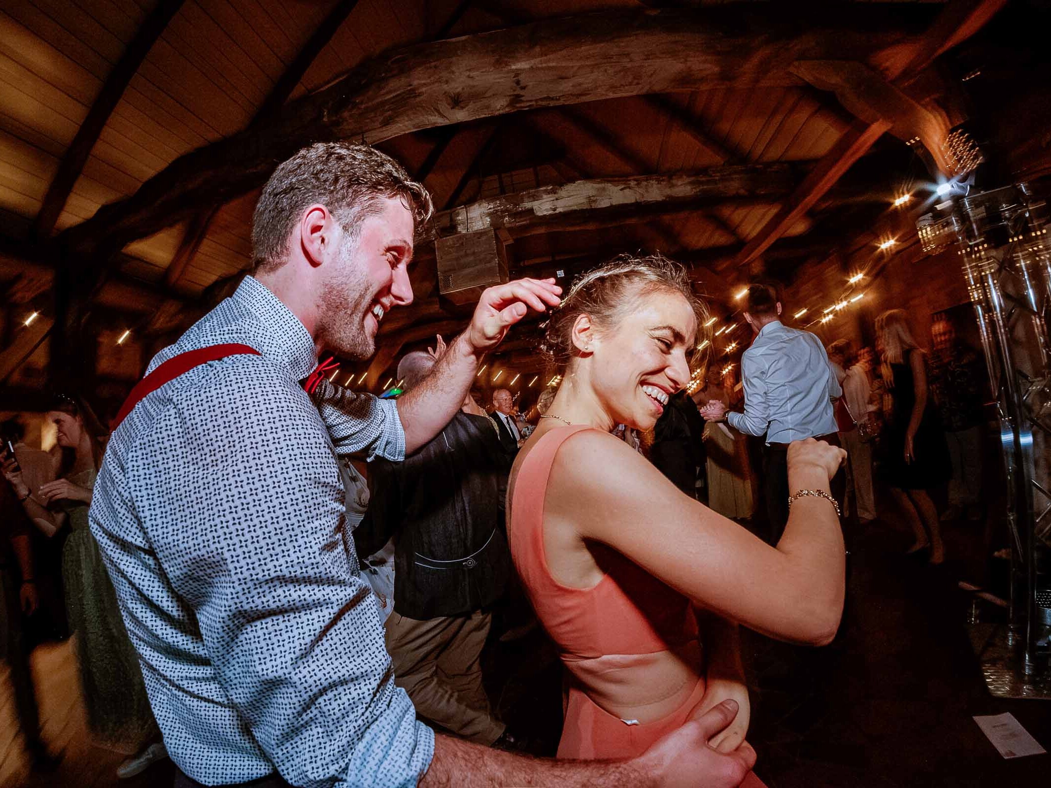 hochzeits | dj | von | lehmann | eventservice | mit | beleuchtetem | dj | pult | im | meyers | hof | erlebnis | zoo | hannover | volle | tanzflaeche | bei | der | hochzeit