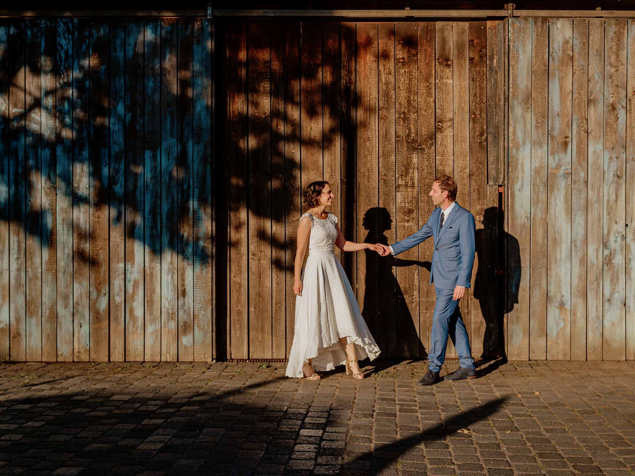 meyers | hof | hannover | brautpaar | shooting | couple | shoot | golden | hour | scheune | holzfassade | wiese | lichterketten | romantisch | authentische | portraits | hochzeit | fotograf | reportage