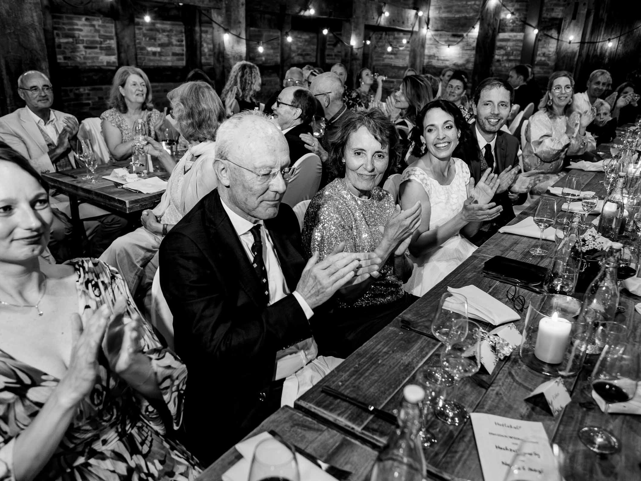 meyers | hof | hannover | gaeste | beim | essen | dinner | reportage | buffet | teller | anrichten | lachende | gaeste | toast | weinservice | tischdeko | kerzen | holztische | familienmomente