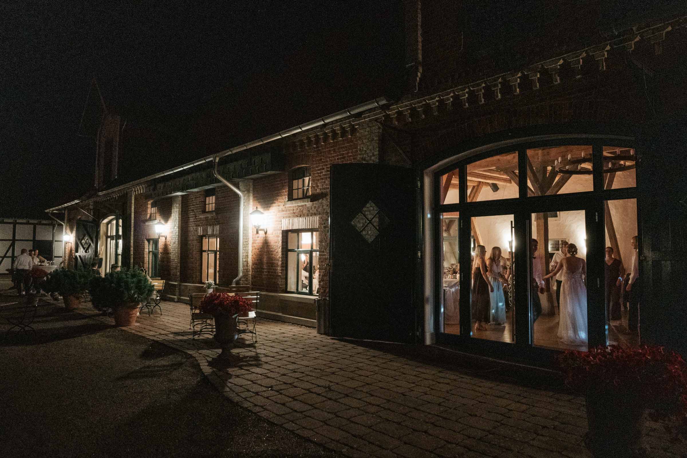 Nachtansicht der Scheune des Ritterguts Ankensen mit Blick ins Innere.