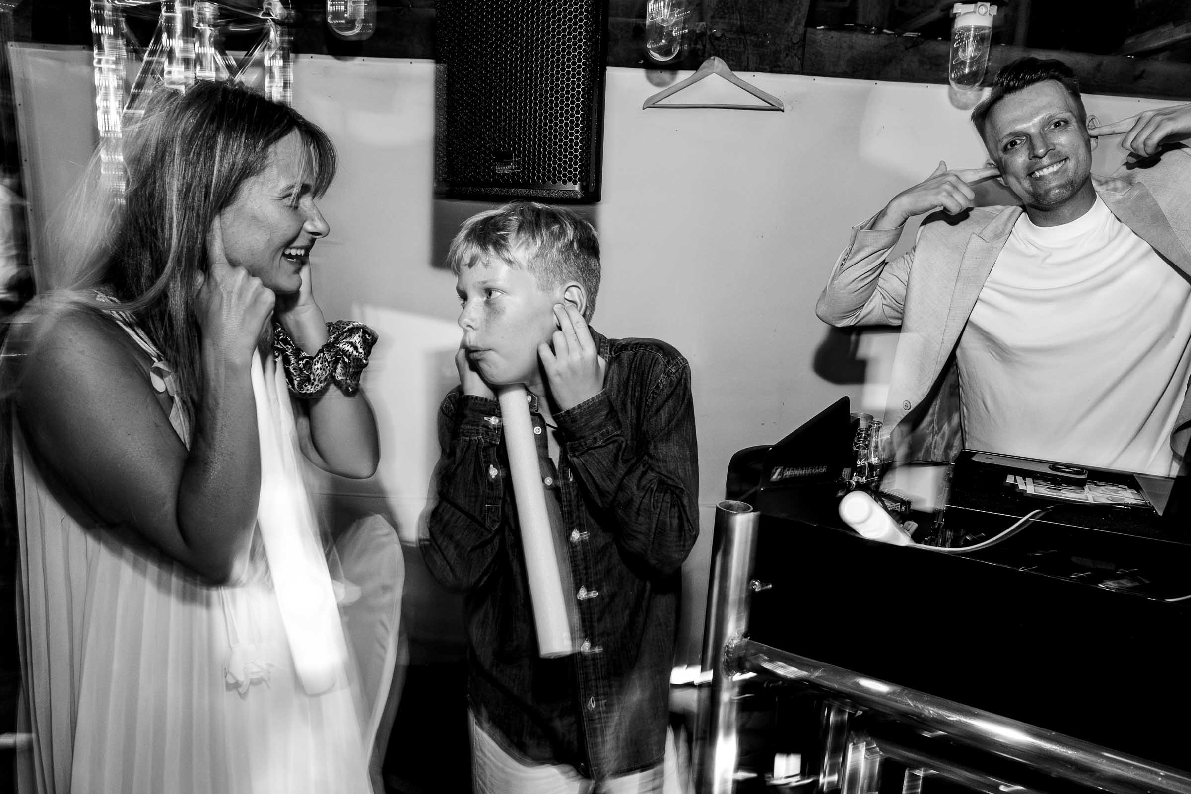 voller | saal | im | meyers | hof | uplighting | in | warmton | kraftvoller | bass | der | pa | anlage | party
