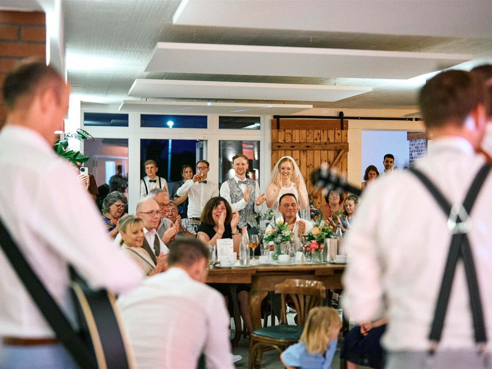 Brautpaar und Gäste klatschen bei Hochzeit im Hofcafé Nettelrede, DJ aus Hannover betreut den Abend.