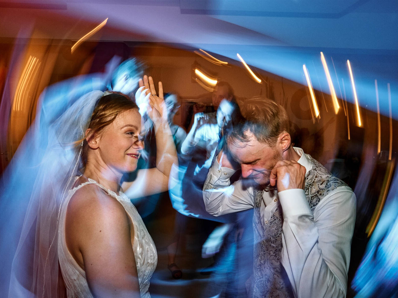 Tanzendes Brautpaar mit Motion-Blur im Hofcafé Nettelrede.