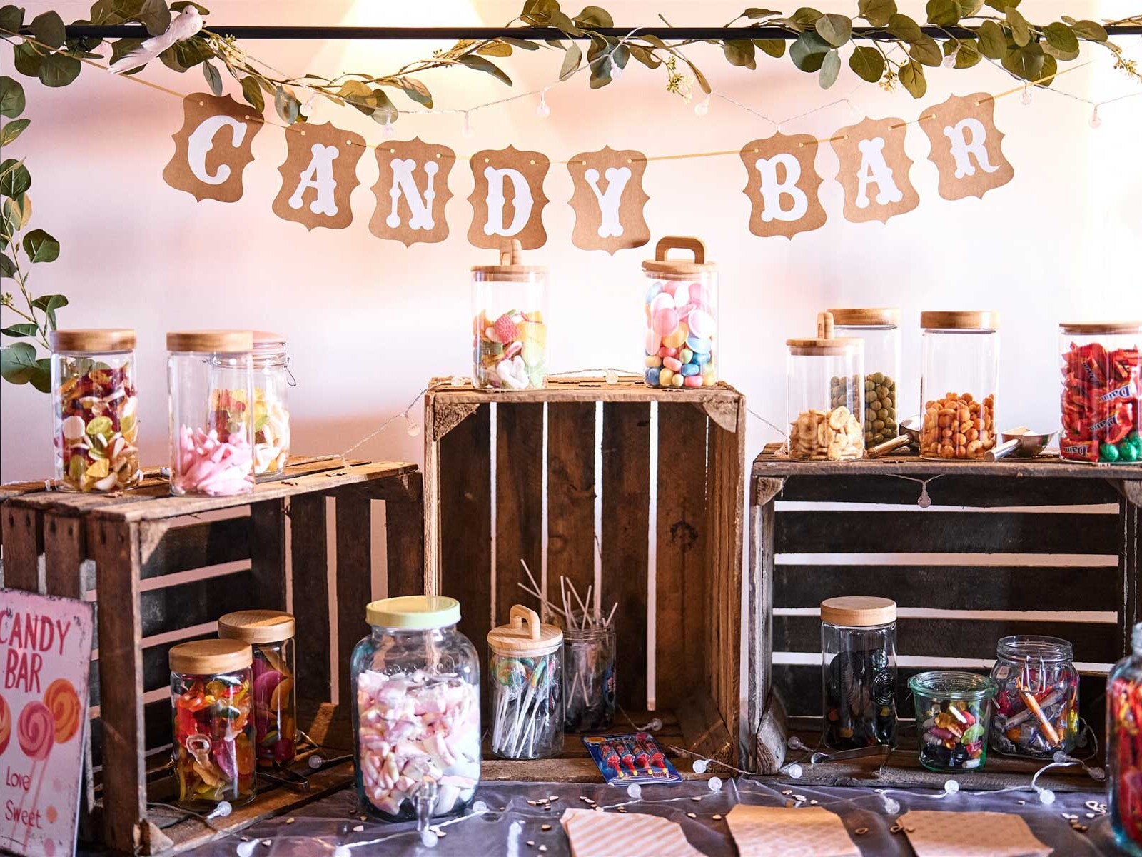 Candy-Bar mit Süßigkeitengläsern bei einer Hochzeit im Hofcafé Nettelrede, Party mit DJ Hannover Bad Münder.
