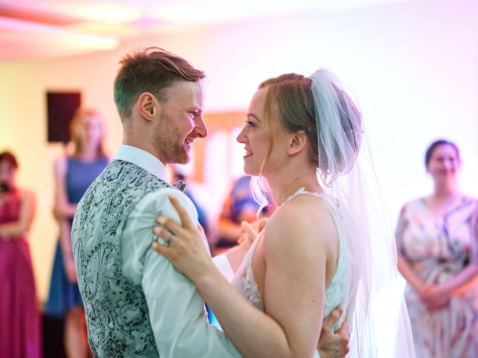 Brautpaar beim ersten Tanz in Farbe.