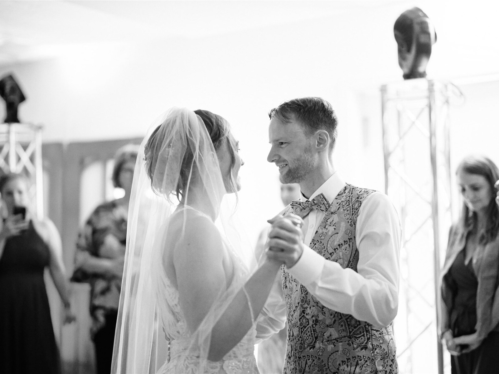 Brautpaar tanzt, schwarz-weiß fotografiert.