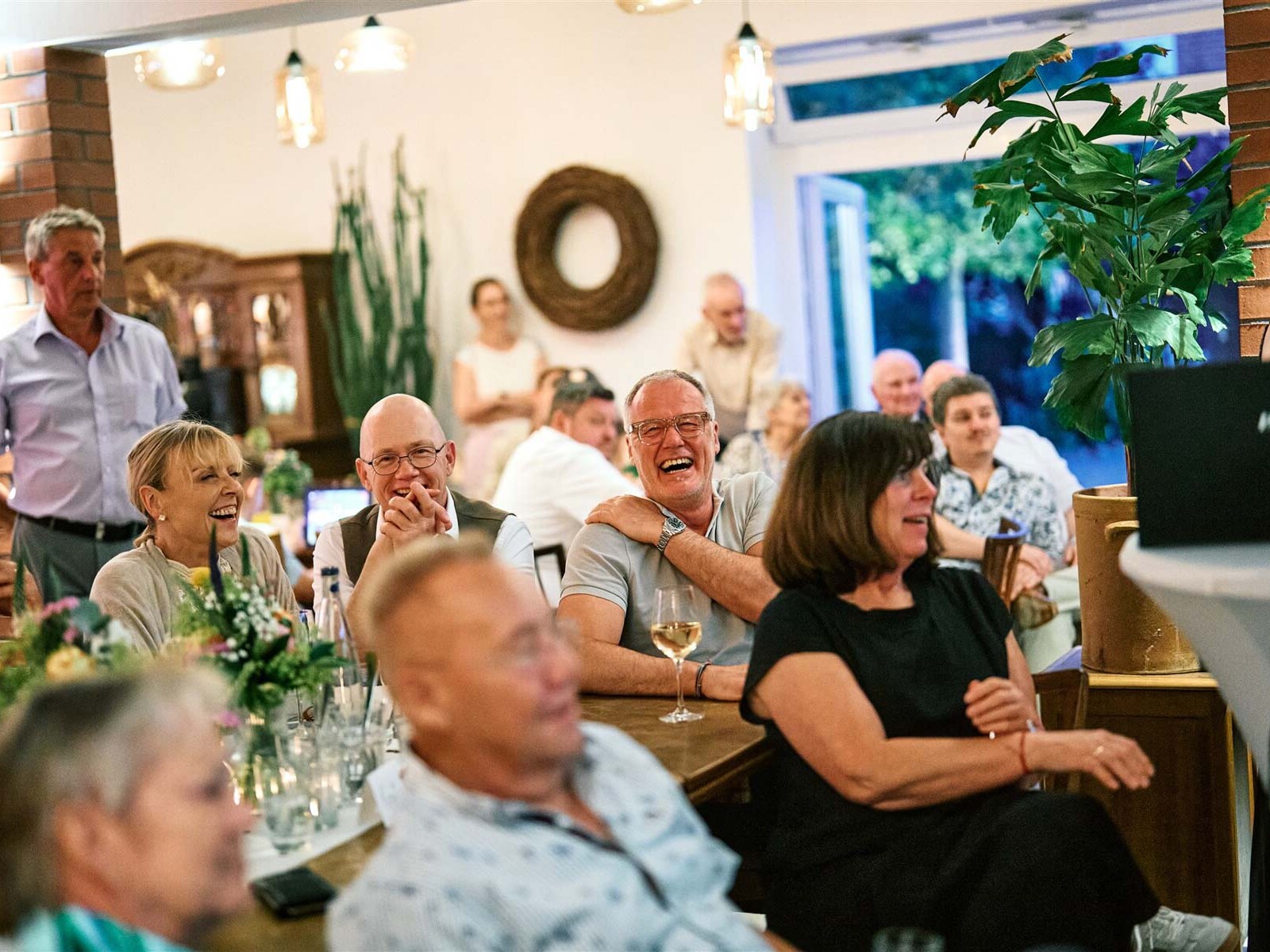 Lachende Hochzeitsgäste im Hofcafé Nettelrede während des Abends, DJ aus Hannover.