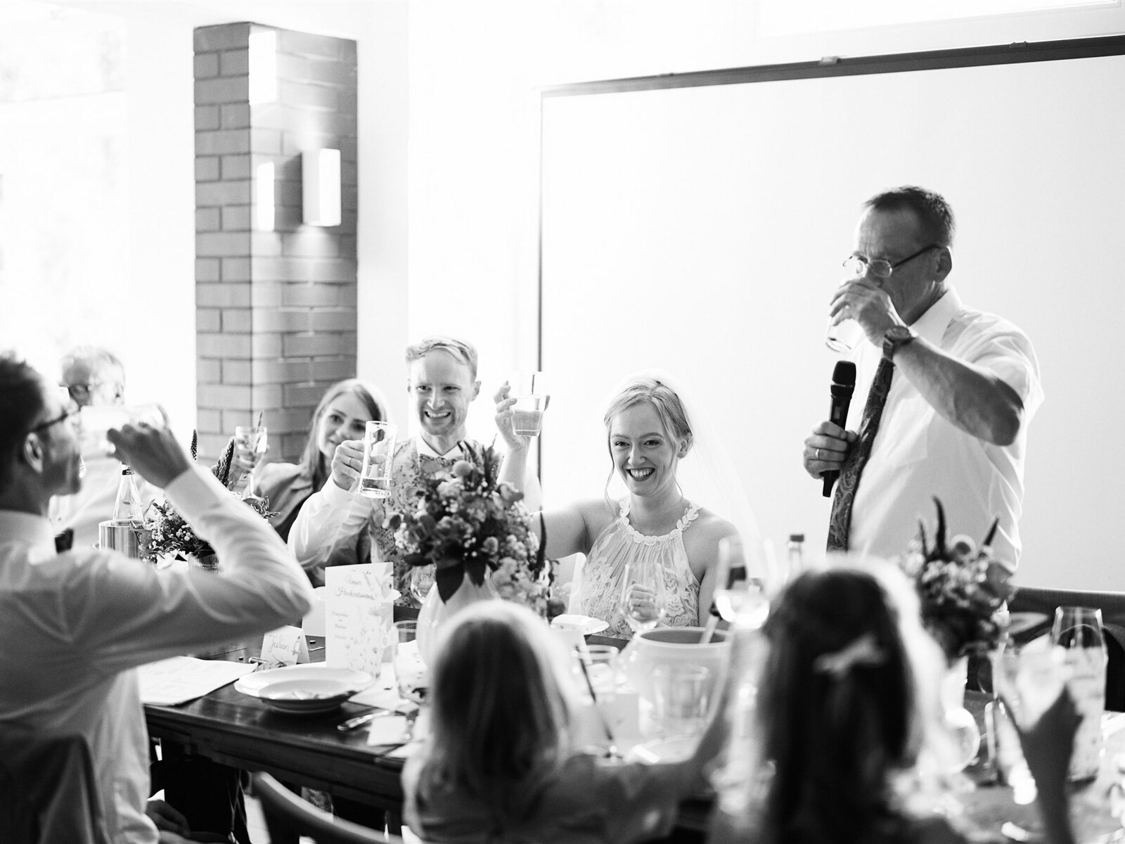 Schwarz-Weiß-Foto einer Hochzeitsansprache im Hofcafé Nettelrede mit DJ aus Hannover.