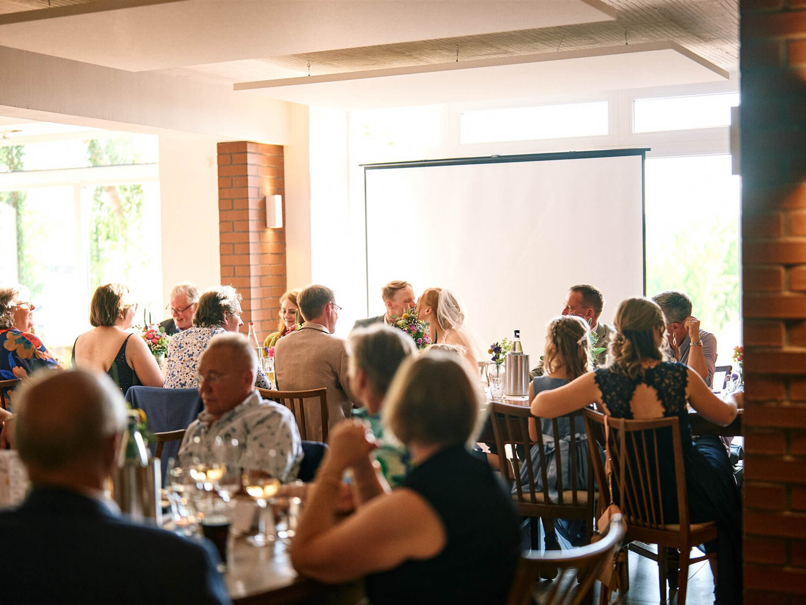 Hochzeitsgäste beim Dinner im Hofcafé Nettelrede, Hannover DJ sorgt für Stimmung.
