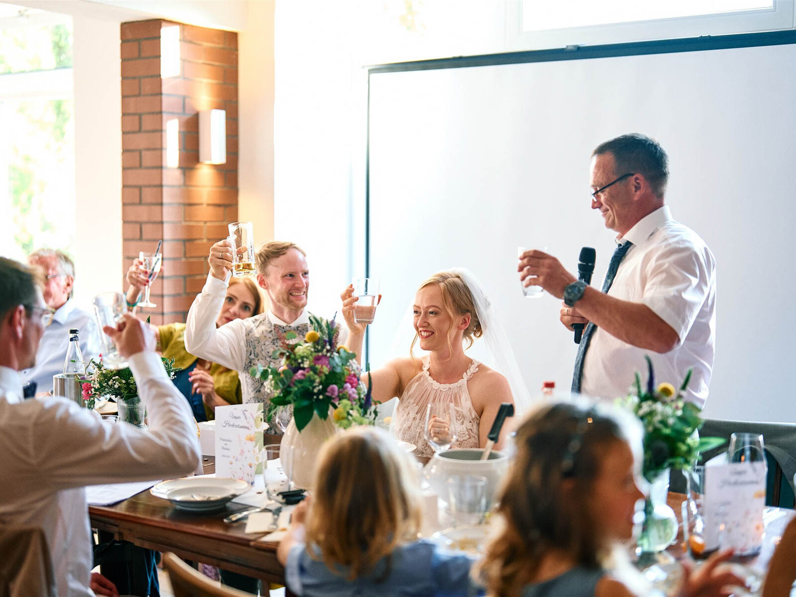 Brautpaar und Gäste stoßen bei der Hochzeit im Hofcafé Nettelrede an, DJ aus Hannover sorgt für Musik