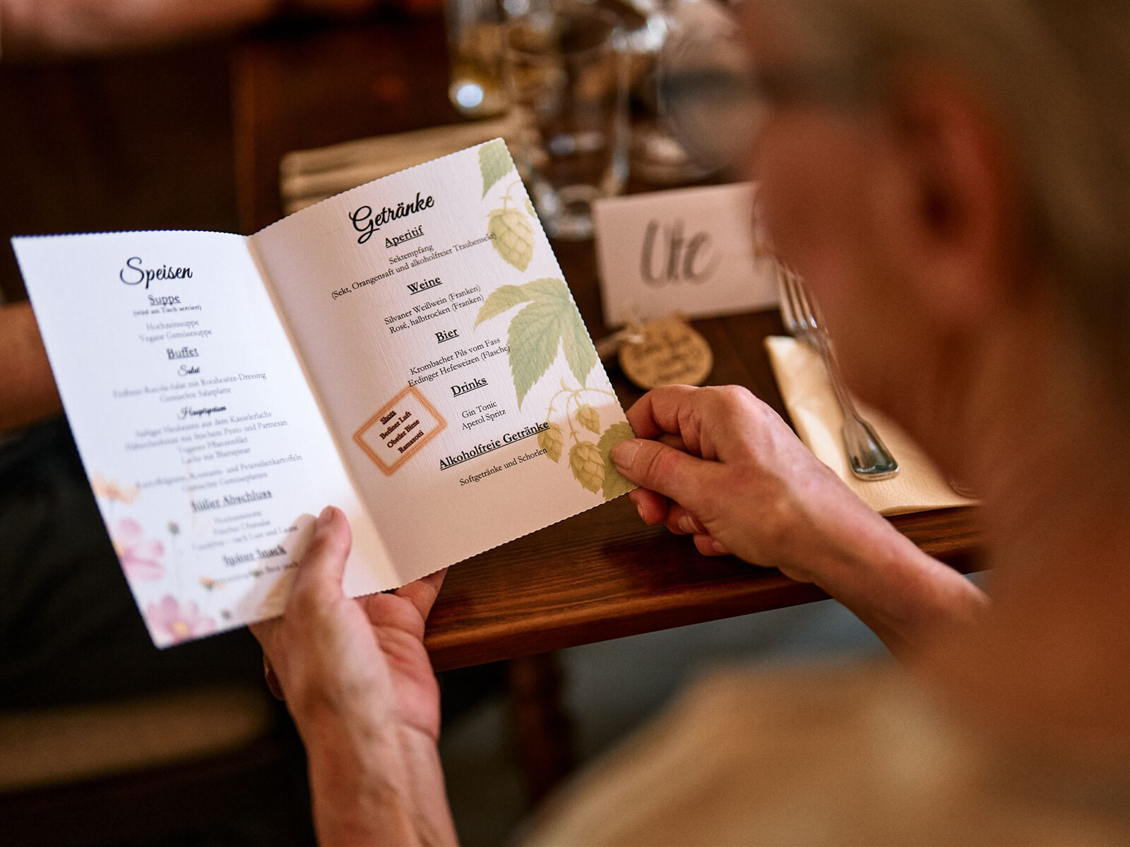 Person hält Hochzeitsmenü im Hofcafé Nettelrede, Feier mit DJ aus Hannover.