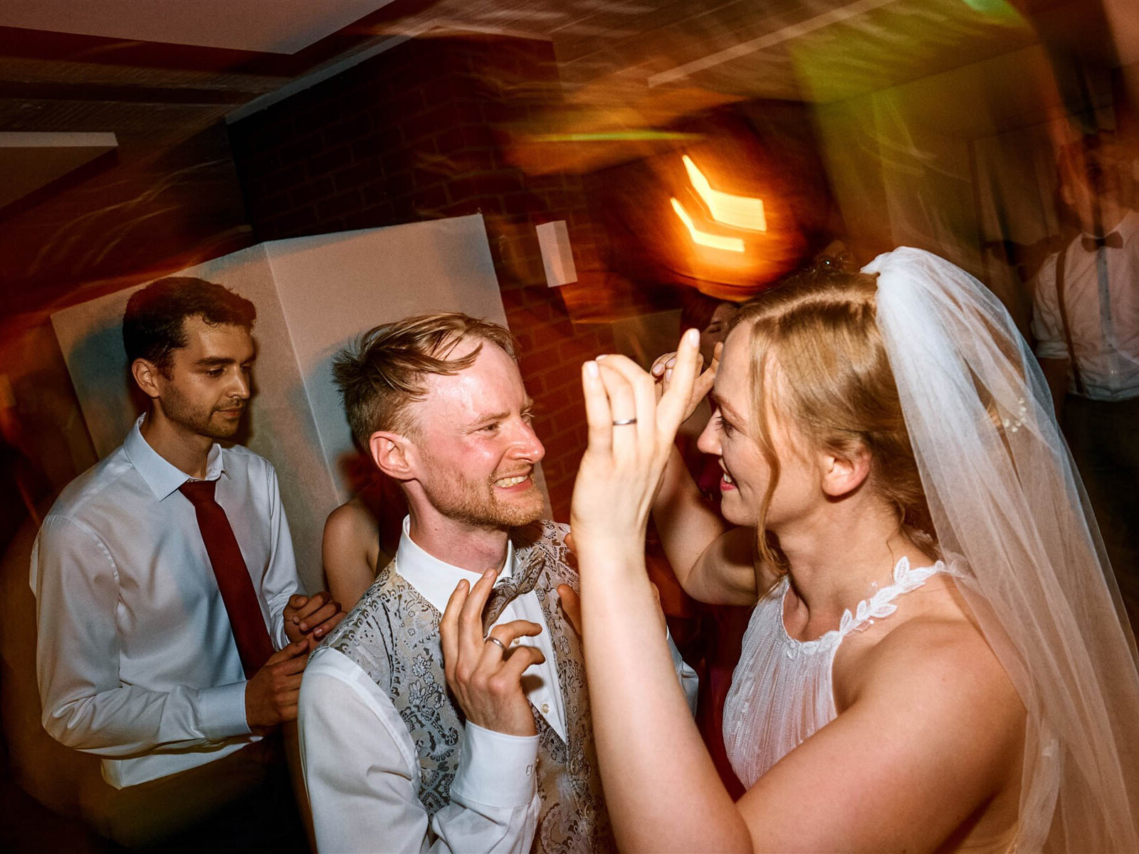 Braut und Bräutigam tanzen nah beieinander.