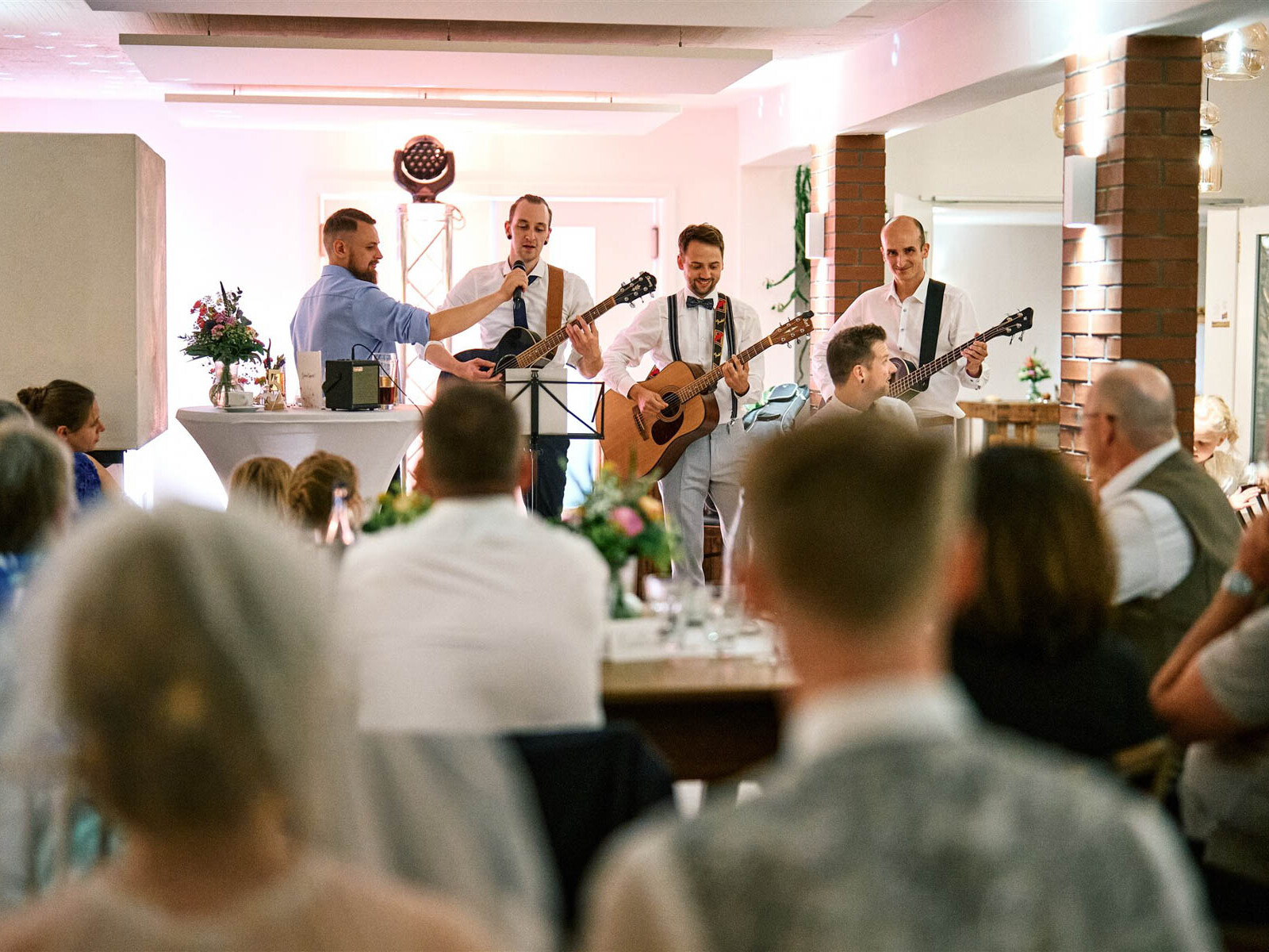 Liveband mit Gitarren bei einer Hochzeit im Hofcafé Nettelrede, Koordination mit DJ aus Hannover.