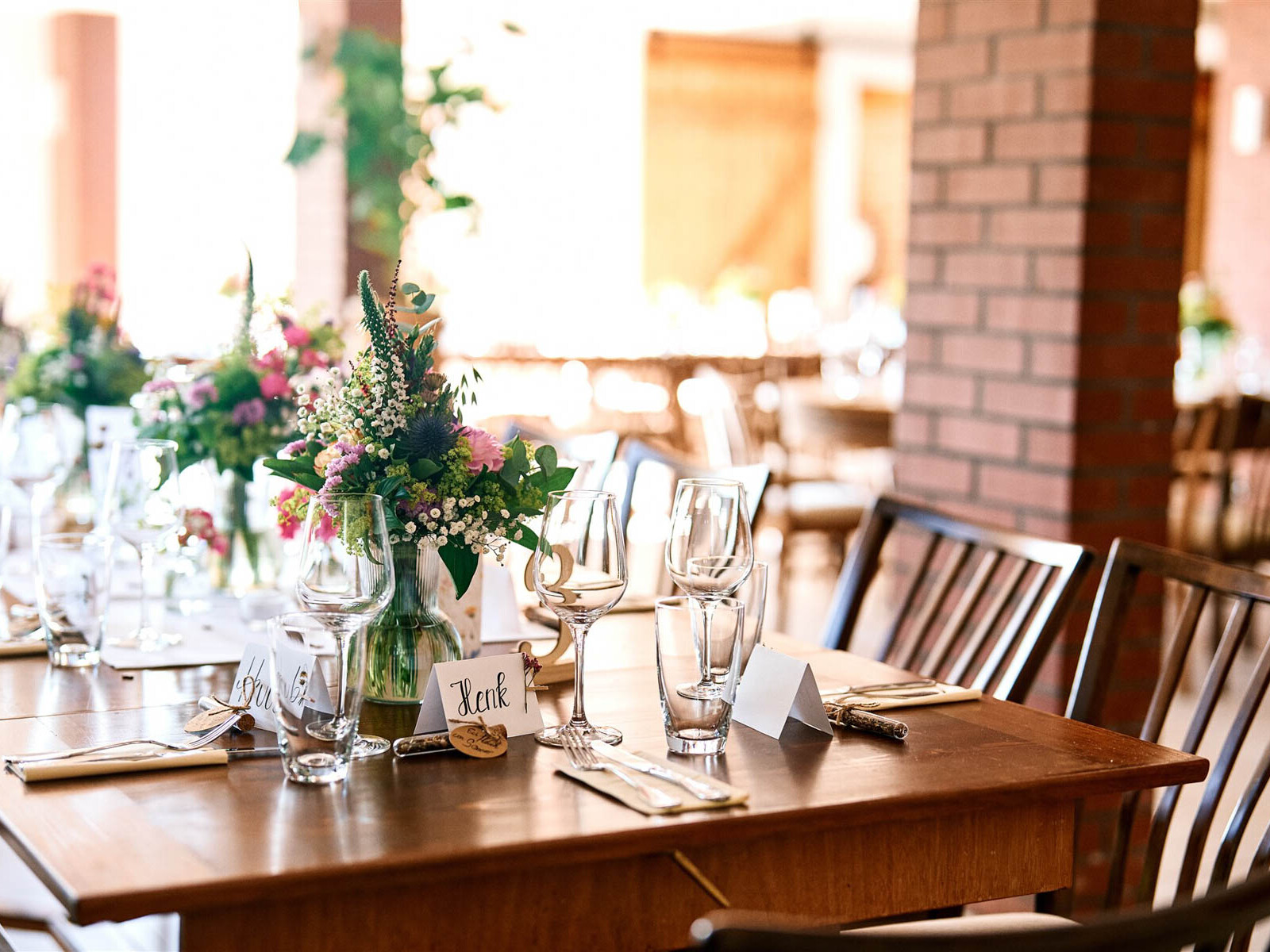 Nahaufnahme eleganter Tischdekoration mit Blumen und Gläsern im Hofcafé Nettelrede, Hochzeit mit DJ Hannover Bad Münder.
